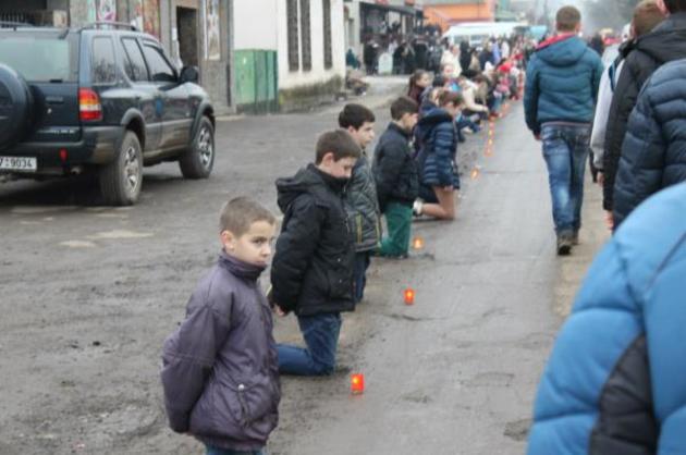 Загиблого у зоні АТО закарпатця зустрічали на колінах (фото)