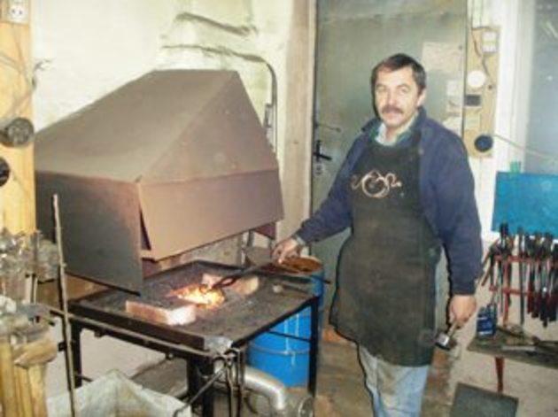 Пан своїм рукам! Так можна величати коваля-самоука зі столиці Верховини
