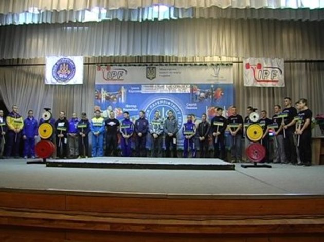 У сусідів Закарпаття змагаються пауерліфтери України (ВІДЕО)
