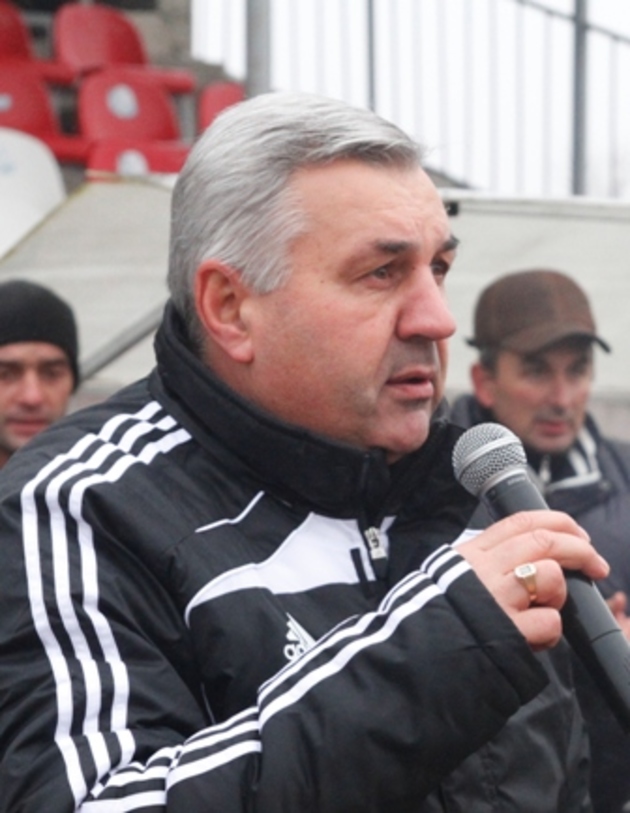 Із мукачівської футбольної файти. Відомому арбітру – 60
