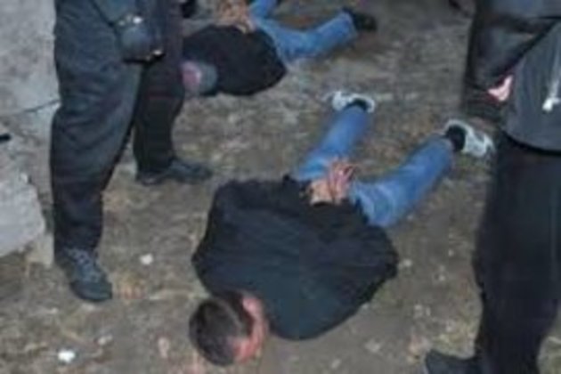 В Ужгороді двоє невідомих, погрожуючи ножем продавчині, вимагали грошей
