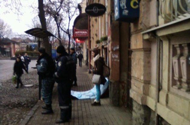 В центрі Ужгорода неподалік аптеки померла жінка