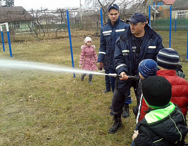 УДСНС: рятувальники вчили дітей і дорослих не створювати пожеж (ФОТО)