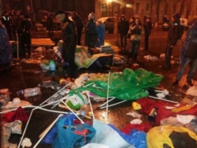 Часи Януковича повертаються? Міліція побила вночі в столиці валютних позичальників (ФОТО, ВІДЕО)
