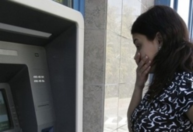 Щонайменше 3 місяці закарпатці не зможуть знімати валюту з платіжних карток