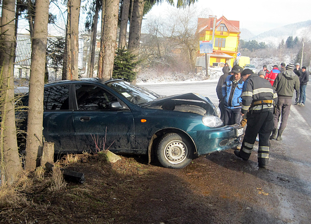 УДСНС Закарпаття: Рятувальники витягали автомобіль із кювету (ФОТО)
