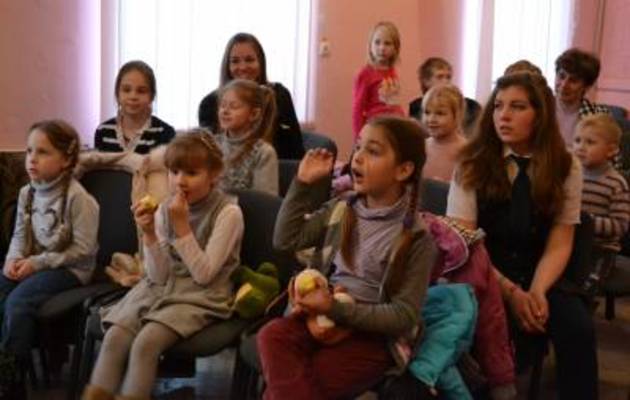 Шкільні активісти з Ужгорода подарували свої іграшки дітям зі Сходу (ФОТО) 
