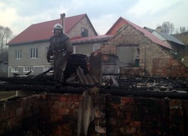 Більше 3 годин хустські вогнеборці гасили пожежу 