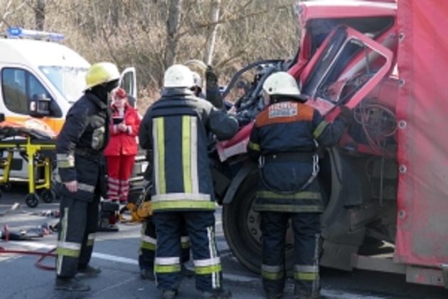 Біля Ужгорода сталася серйозна ДТП. Водія однієї автівки довелося витягати за допомогою спецзасобів (ФОТО, ВІДЕО)