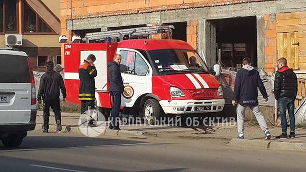 Спецавтомобіль з екіпажем «вкарбувався» в іномарку! (ФОТО)