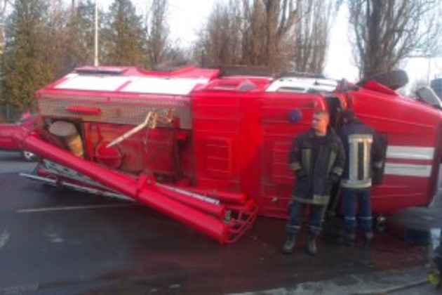 В Ужгороді - друга за три дні аварія, у яку потрапляє спецавто пожежників (ФОТО)

