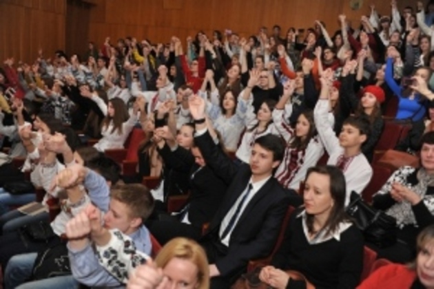 Школярі з усієї України, що приїхали на олімпіаду до Ужгорода, почули пісню 25 мовами від вихованців ПАДІЮНУ (ФОТО)