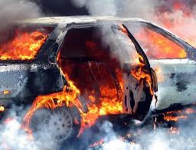 Власник «вогняної» автівки «влетів» на 10 тисяч — добре, що гараж не згорів 
