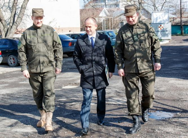 На Закарпатті влада на ділі «допомагає» нацгвардійцям - роздає пам’ятки (ФОТО)