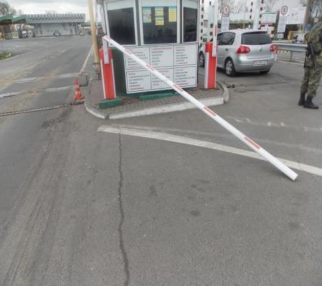 Польський «орел» на автівці зніс прикордонний шлагбаум! (ФОТО)