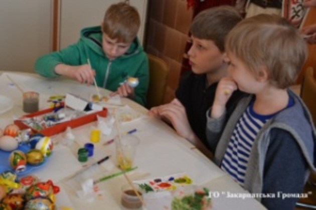 Писанки, розмальовані «по-закарпатськи» дітьми-переселенцями, поїдуть на Схід (ФОТО)
