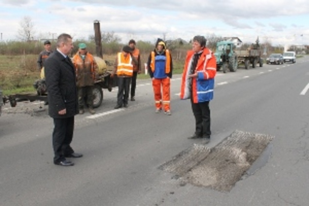 Головний дорожник Закарпаття особисто проінспектував ямковий ремонт автодороги «Київ-Чоп» (ФОТО)