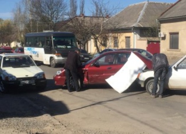 В іномарки від страшного удару відвалився капот — обійшлося без жертв (ФОТО)