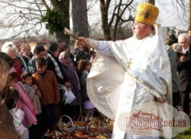 Яке цікаве дійство починається в одному із сіл на Ужгородщині після благословення духовенства? (ФОТО)

