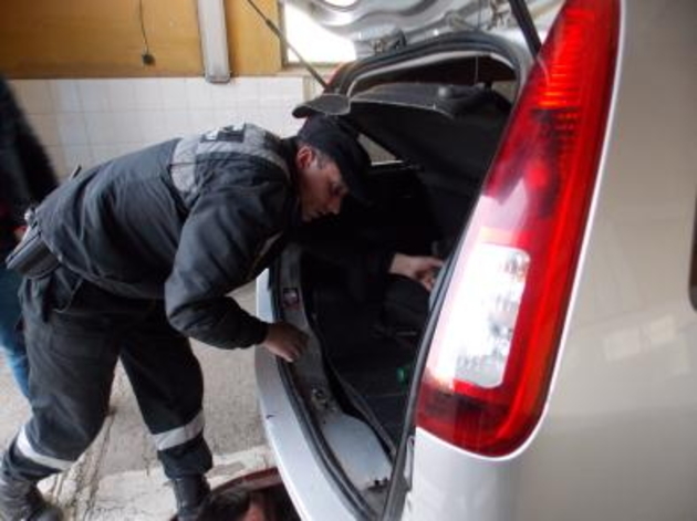 У численних «ничках» автомобіля знайшли купу тютюнової контрабанди (ФОТО)