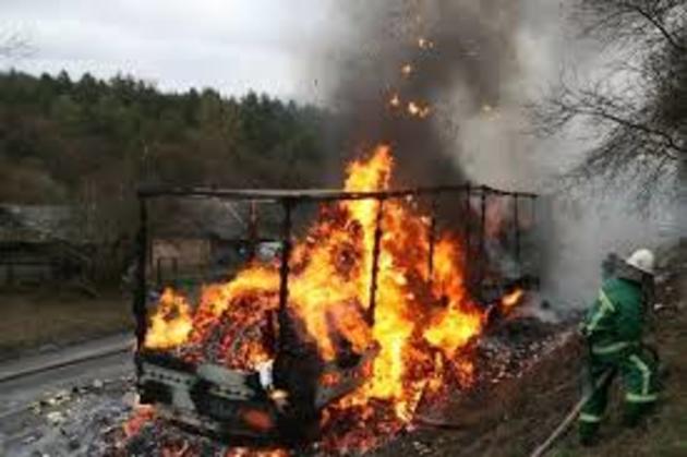 Дві пожежні автомобілі гасили автопожежу в Севлюші