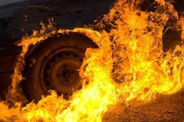 Уночі в обласному центрі горіла автівка
