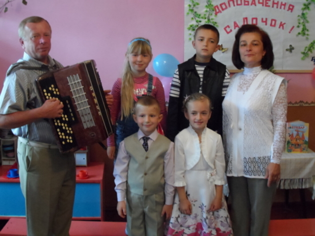 При сільському клубі працюють 6 колективів художньої самодіяльності та 3 любительські об’єднання