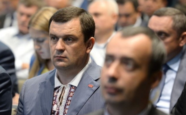 «УДАРний» нардеп «пролітає» над високими кріслами як одна річ «над Парижем»!
