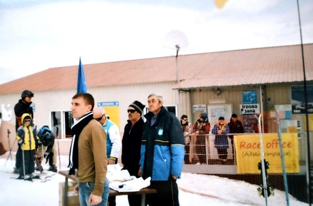 В Ужгороді вже квітне сакура, а на полонині Драгобрат ще лежить сніг (ФОТО)