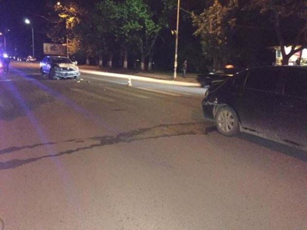 «Алкогольний силовик» на автівці з держномером врізався у приватну машину (ВІДЕО)