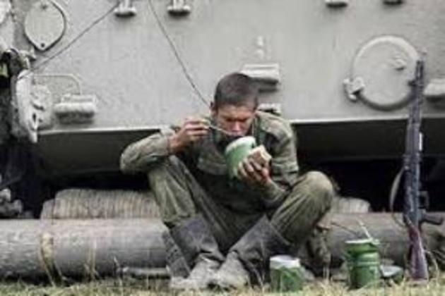 Чим годують наших воїнів у зоні АТО. Людям зі слабкими нервами - не дивитися (ВІДЕО) 