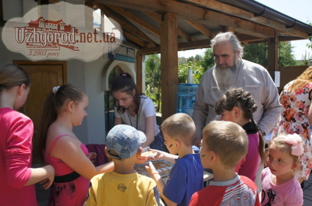 В Ужгороді при храмі долучали дітей до творчості арт-терапією (ФОТОРЕПОРТАЖ)