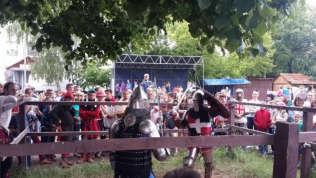 Хлопець у старовинних латах зробив пропозицію дівчині — вона не відмовилася! (ФОТО)