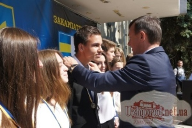 Богдан Андріїв заохотив успішних випускників ужгородських шкіл (ФОТОРЕПОРТАЖ)