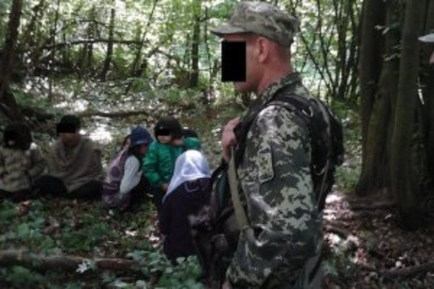 Чопські прикордонники затримали 11 нелегалів, які ще й мали біля себе наркотики (ФОТО)