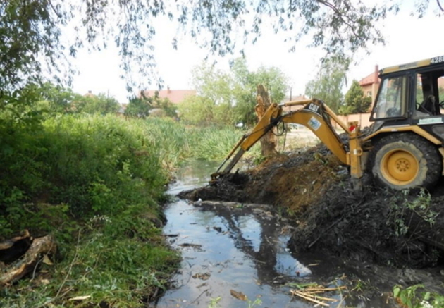 «Штучні річки» чистять у «столиці» угорців Срібної Землі (ФОТО)