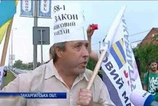 Трасу Київ-Чоп перекрили пікетувальники — міліція не втручалася! (ВІДЕО)