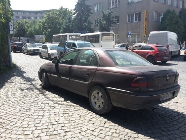 Водії перетворили тротуари біля міської ради у «просту» парковку! (ВІДЕО)