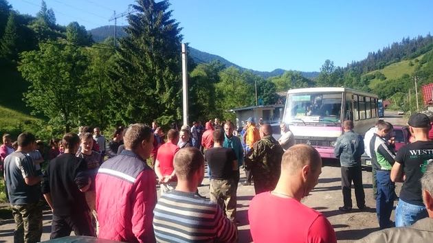 Дорожнє протистояння у Карпатах набирає обертів! (ФОТО)