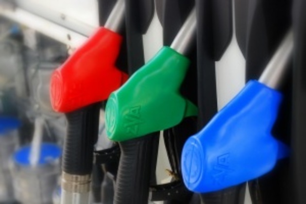 Закарпатські АЗС продали бензину менше, але вторгували більше