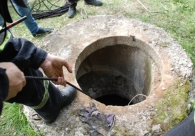 Городянку поважного віку витягували з водоканалізаційної «діри»