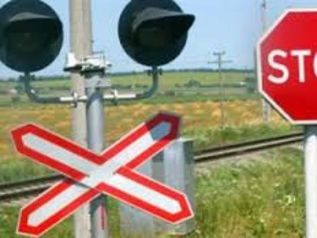 Вантажівка пошкодила всі шлагбауми на залізничному переїзді!