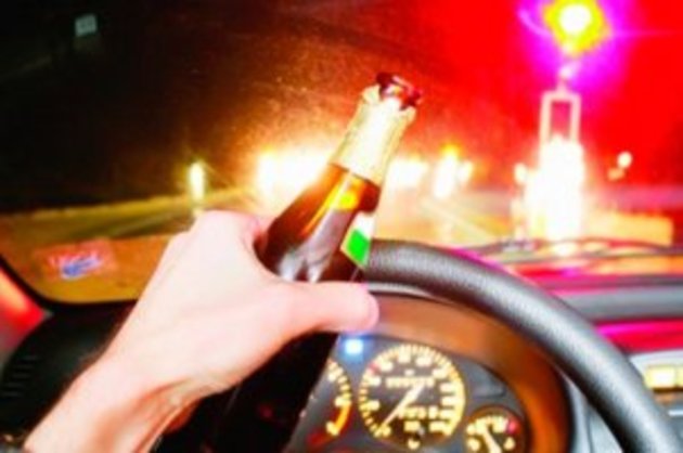 У сусідів Закарпаття п’яний прокурор бігав вулицями. Упіймали (ВІДЕО) 