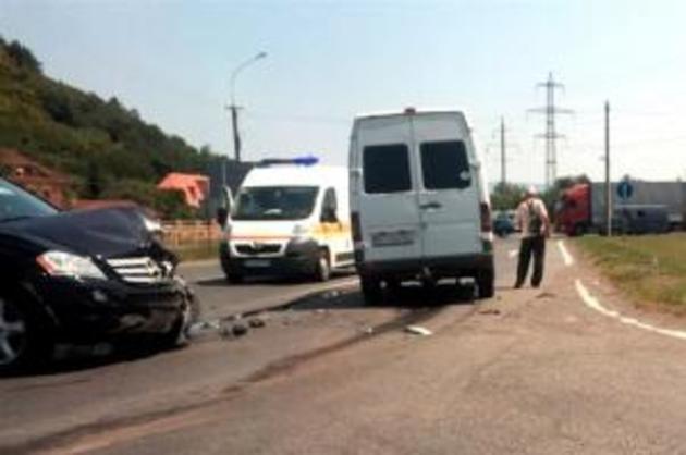 Біля Мукачева джип не розминувся із мікроавтобусом (ФОТО)