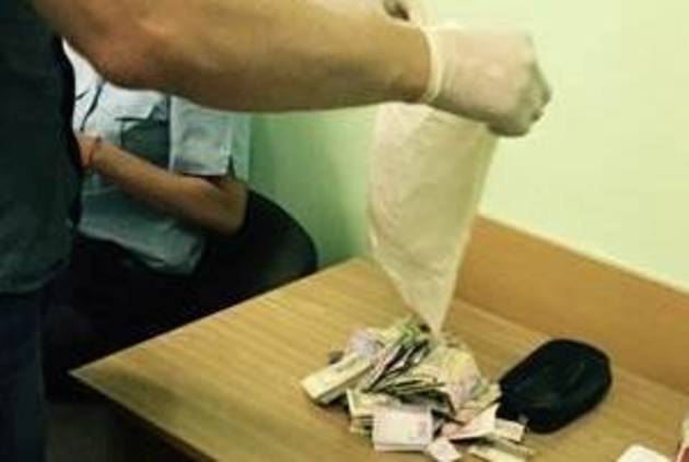 10 років тюрми загрожує начальнику митного поста «Ужгород» за «стотисячний» хабар (ФОТО)