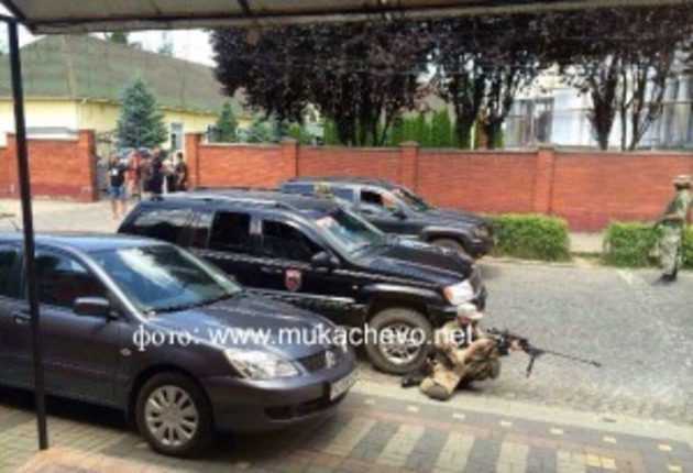 У Мукачеві оточені представники «Правого сектору» відмовляються складати зброю - прокуратура