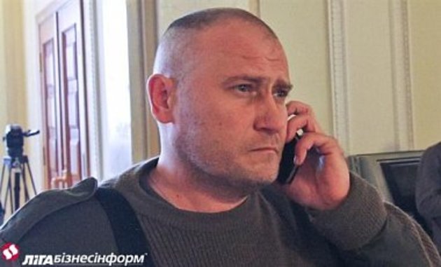 Ярош прилетів на Закарпаття вмовляти неконтрольованих та агресивних підлеглих скласти зброю
