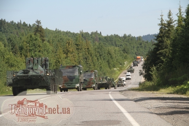 БТРи, БМП та іншого класу військова техніка рухається дорогами Закарпаття (ВІДЕО, ФОТО)
