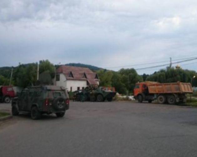 Дюжину бандитів переслідують правоохоронці у лісовому масиві біля Мукачева