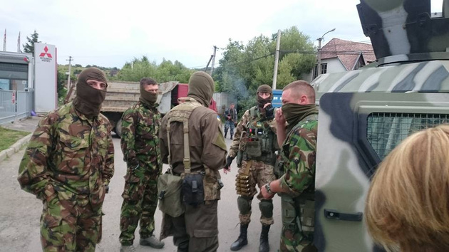 Закарпатські журналісти зафіксували людей у балаклавах і камуфляжі без розпізнавальних знаків (ФОТО)